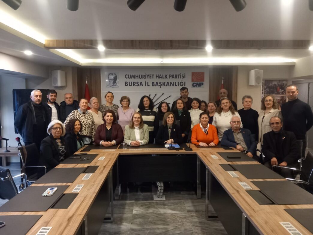 CHP Bursa İl Kadın Kolları, Türk Medeni Kanunu'nun Kabulü'nün 99. yıl dönümü ile ilgili basın açıklaması yaptı.