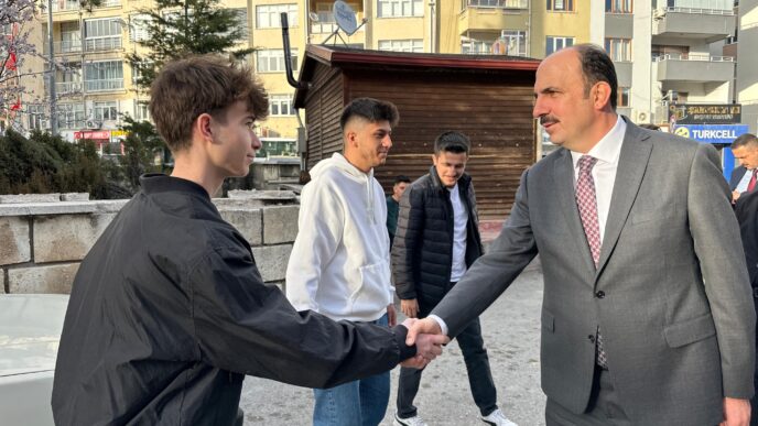 Konya Büyükşehir Belediye Başkanı Uğur İbrahim Altay, iftarda ve teravih namazından sonra Seydişehirlilerle bir araya geldi.