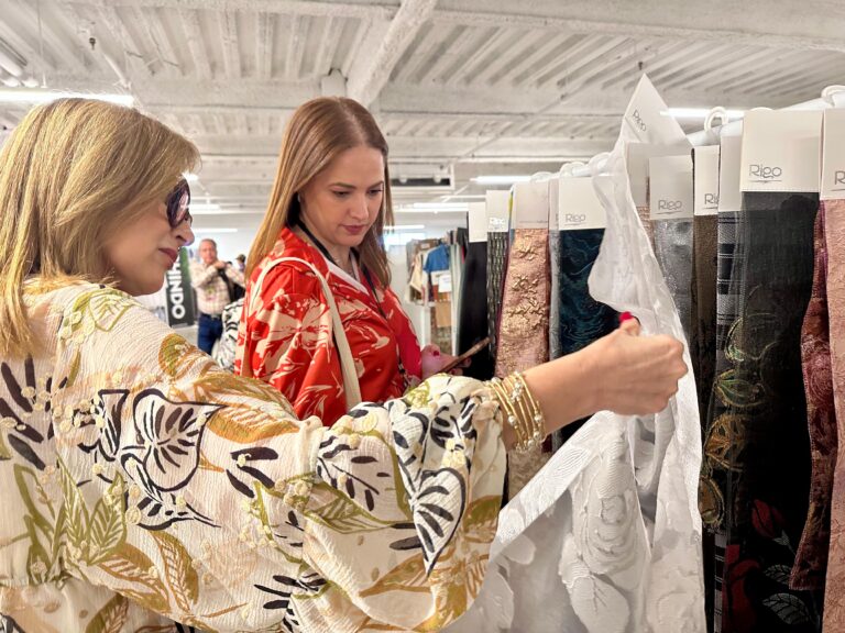 Bursa Ticaret ve Sanayi Odası’nın (BTSO) giysilik kumaş sektörüne yönelik yürüttüğü iki UR-GE projesinde yer alan 24 firma, Los Angeles Tekstil Fuarı’na (LA Textile Show) katıldı. Milli Katılım Organizasyonu kapsamında ABD’de stant açan firmalar, BTSO’nun yurt dışı pazarlama faaliyetleri sayesinde yeni iş bağlantıları kurarak ihracatlarını artırma fırsatı yakaladı.