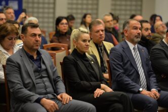 BTSO Akademi kapsamında düzenlenen seminere katılan Gayrimenkul Değerleme Uzmanı Dr. Ahmet Büyükduman, gayrimenkul sektörünün yerli yatırımcıları yurt dışına kaptırma riskli ile karşı karşıya olduğunu söyledi. Yerli alıcıların yurt dışı gayrimenkul yatırımlarının 2 milyar doları geçtiğini belirten Büyükduman, bu rakamın 3 sene önce 600 milyon dolar seviyelerinde olduğunu hatırlattı. Büyükduman, “Türk yatırımcıların gayrimenkul yatırımında giderek artan biçimde yurt dışına yöneldiğini görüyoruz.” dedi.