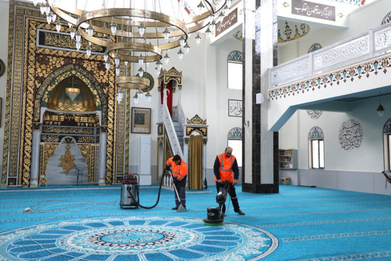Mudanya’da Ramazan coşkusu birlik ve dayanışmayla yaşanacak. İftar çadırlarından Ramazan Sokağı’na, çocuklara özel etkinliklerden geleneksel gösterilere kadar dopdolu bir program Mudanyalıları bekliyor. Mudanya Belediyesi, Ramazan ayını paylaşma ve dayanışma ruhuyla karşılıyor. “Mudanya’da Ramazan Birlikte Güzel” sloganıyla düzenlenen etkinliklerde, iftar çadırlarından Ramazan Sokağı’na kadar birçok renkli program Mudanyalılarla buluşacak. Mudanya Belediye Başkanı Deniz Dalgıç, Ramazan ayının paylaşma ve dayanışma ruhuna vurgu yaparak, “Ramazan ayının güzellikler getirmesini diliyorum. Birlik ve dayanışma ruhuyla Ramazan ayını hep birlikte yaşayacağız.” dedi. Ramazan boyunca Ömerbey Mahallesi Dolgu Alanı Kapalı Pazar Yeri ve Güzelyalı İDO İskelesi yanında kurulan iftar çadırlarında her gün bin kişiye sıcak yemek ikram edileceğini söyleyen Dalgıç, Ramazan hazırlıkları hakkında şu bilgileri verdi: “Koşulların bu kadar zorlaştığı günlerde dayanışma içinde olmak özellikle Ramazan ayında daha büyük bir önem taşıyor. İki iftar çadırımızda her akşam sıcak yemek ikramımız olacak. İhtiyaç sahibi ailelerimize erzak yardımlarımızı da sürdürüyoruz. Mudanya’da Ramazan birlikte daha güzel olacak. Ramazan Sokağı’nda her akşam halkımızla iç içe, farklı etkinliklerde bir araya geleceğiz. Mudanyalılar ailecek bu etkinliklerde keyifli zaman geçirecek.” RAMAZAN SOKAĞINDA RENKLİ ETKİNLİKLER Mudanyalıların iftar sonrası bir araya gelecekleri Ramazan Sokağı, Güzelyalı Atatürk Parkı’nda kurulacak. Çarşı alanında sıcak yemekten tatlıya, el sanatlarından giyim ve kitaba kadar birçok ürüne ulaşmak mümkün olacak. Her akşam saat 21.00’de başlayacak etkinliklerde; Mehter Takımı, Karagöz, ortaoyunu, sihirbaz, kanto, akrobasi gösterileri, konserler, masallar, müzik ve şiir dinletileri, söyleşiler gibi birçok kültürel ve sanatsal program yer alacak. Hafta sonları ise çocuklara yönelik atölye çalışmaları gün boyu devam edecek. RAMAZAN HAZIRLIKLARI TAMAMLANDI Mudanya Belediyesi ekipleri, vatandaşların ibadetlerini sağlıklı, temiz ve ferah ortamlarda yerine getirebilmeleri için Ramazan öncesi camilerde kapsamlı temizlik çalışması gerçekleştirdi. Ekipler, camilerin halılarını süpürüp, camlarını sildi, şadırvan ile tuvaletleri dezenfekte etti. Temizlik çalışmaları, merkezdeki tüm camilerde gerçekleştirildi. Öte yandan Mudanya Belediyesi Zabıta Müdürlüğü ekipleri de, Ramazan öncesi fırın, restoran, gıda ürün satışı yapılan noktalarda denetimlerini yoğunlaştırdı. Hijyen, gramaj, son kullanma tarihi gibi birçok konuda kontrol yapan ekipler, denetimlerini Ramazan boyunca ara vermeden sürdürecek. Ramazan Şenliği buluşmalarına ilişkin ayrıntılara mudanya.bel.tr sitesinden ya da Mudanya Belediyesi’nin sosyal medya hesaplarından ulaşılabilir.