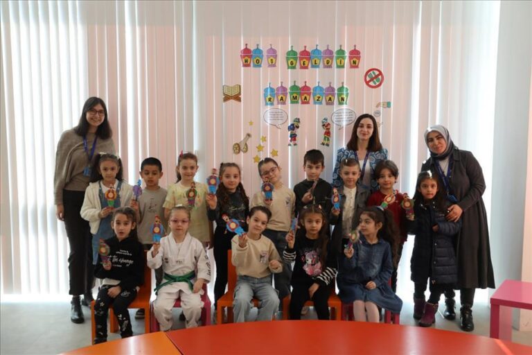 İnegöl Belediyesi hafta sonu “Ramazan Davulu Yapım Atölyesi” ile miniklere kendi ramazan davullarını yapma imkanı sundu. 3 ayrı seansta 45 öğrencinin katıldığı etkinlik manilerle renklendi.