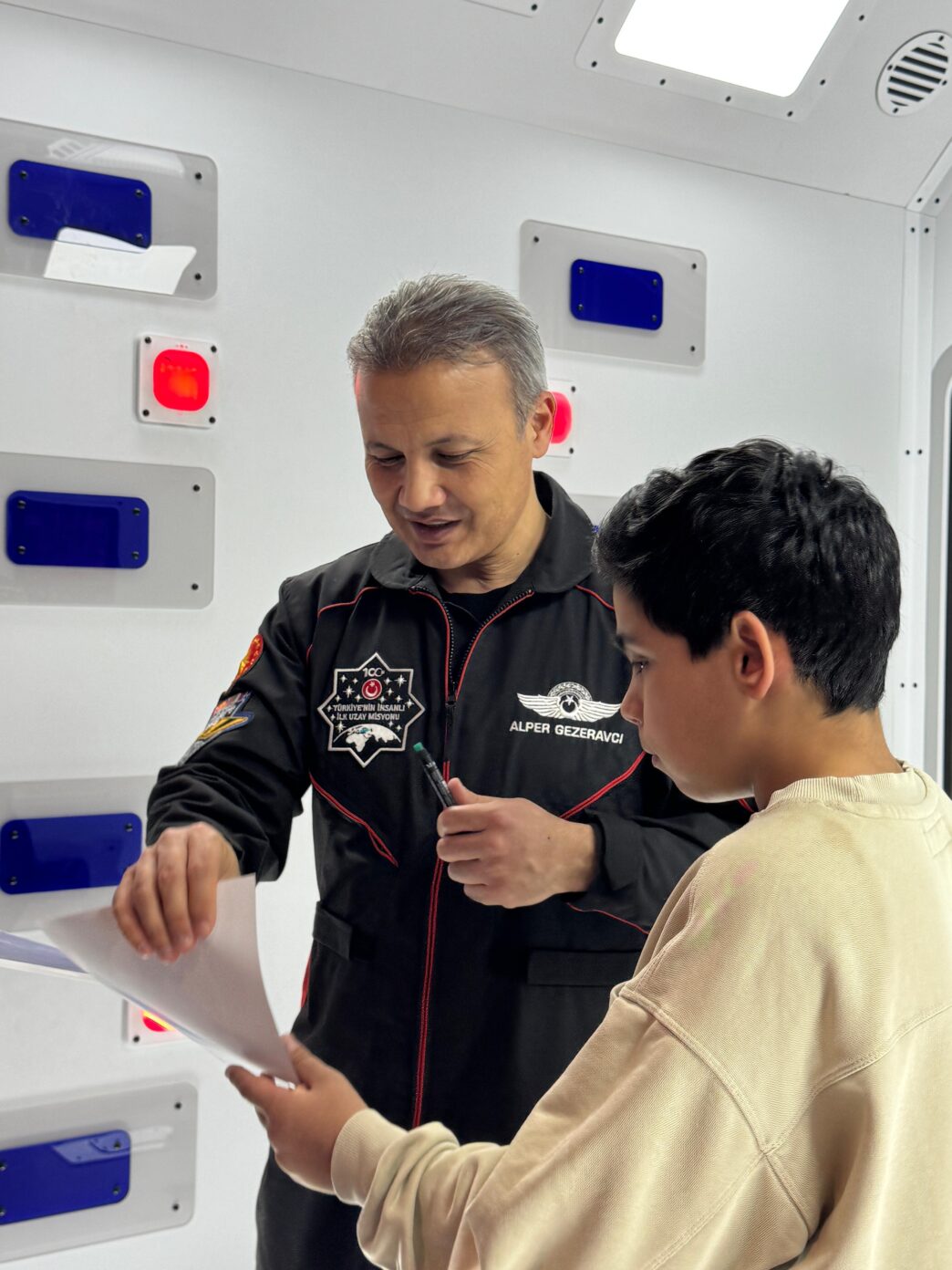 Türkiye'nin ilk astronotu Alper Gezeravcı, Bursa'ya geldi. Gökmen Uzay Havacılık Merkezi'ne (GUHEM) ziyaretçileriyle buluşmak için gelen Gezeravcı Bursalı vatandaşlar tarafından da büyük ilgi gördü.