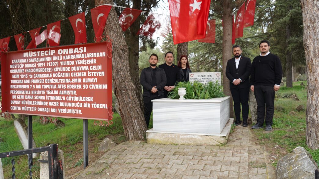 18 Mart Çanakkale Zaferi’nin yıl dönümünde, tarihin unutulmaz kahramanlarından biri olan Bursalı Müstecip Onbaşı, mezarı başında anıldı. CHP İl Gençlik Kolları, dünya savaş tarihinde bir ilk olarak denizaltıyı karadan top mermisiyle vuran Müstecip Onbaşı’nın kabrini ziyaret ederek, saygı duruşunda bulundu.