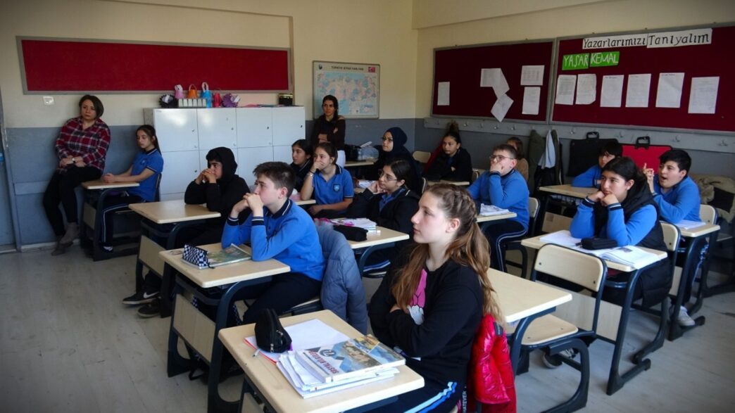 Gemlik Belediyesi Çevre Koruma ve Kontrol Müdürlüğü, İlçe Milli Eğitim Müdürlüğü iş birliği ile Gemlik genelinde eğitim veren ilk ve ortaokul öğrencilerine yönelik “Çevre ve Deniz Kirliliği” (Müsilaj) konulu eğitim seminerleri düzenlemeye devam ediyor.