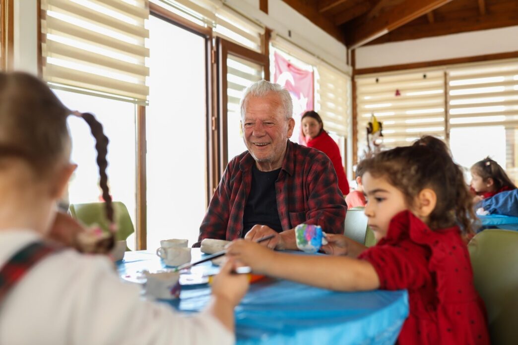 Gemlik Belediyesi Uğur Böcekleri Kreş ve Gündüz Bakımevi'nde eğitim gören minikler, yine belediyeye ait Kurşunlu Bayram Demir Yaşlı Konukevi'ndeki büyüklerini ziyaret etti. 18-24 Mart tarihleri arasında kutlanan Yaşlılar Haftası kapsamında gerçekleşen etkinlikte, nesiller buluştu ve anlamlı anlar yaşandı.