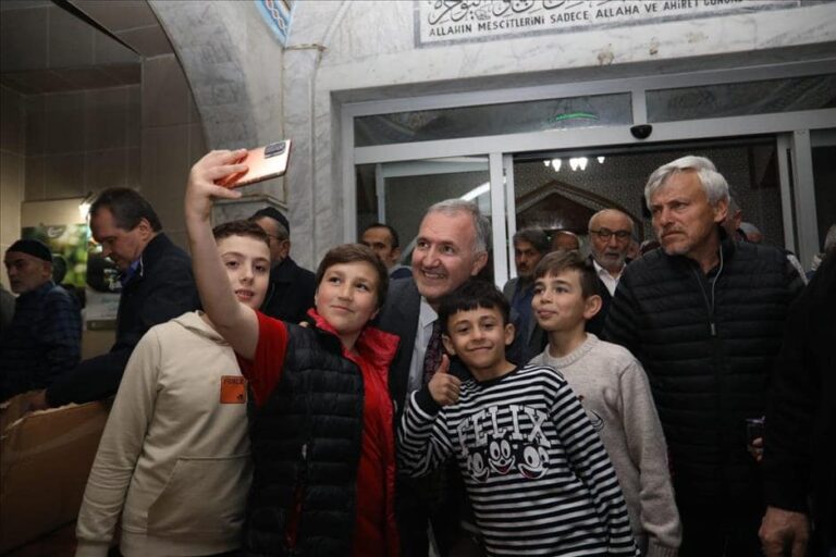 İnegöl Belediye Başkanı Alper Taban iftar programlarından teravihlere, esnaf ziyaretlerinden dernek ziyaretlerine ramazan ayında şehrin dört bir yanında vatandaşlarla buluşmaya devam ediyor.