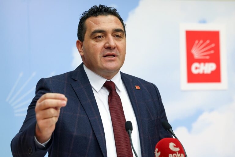 CHP Genel Başkan Yardımcısı Ulaş Karasu, Ulusal Taşıt Tanıma Sistemi (UTTS) ile ilgili soru önergesine Ulaştırma ve Altyapı Bakanı Abdulkadir Uraloğlu’nun yanıt vermediğini belirterek, “Milyonlarca kişi UTTS’den mağdur oldu. Vatandaş bu sorulara yanıt bekliyor. Uraloğlu neyi, kimden saklıyor?” diye sordu.
