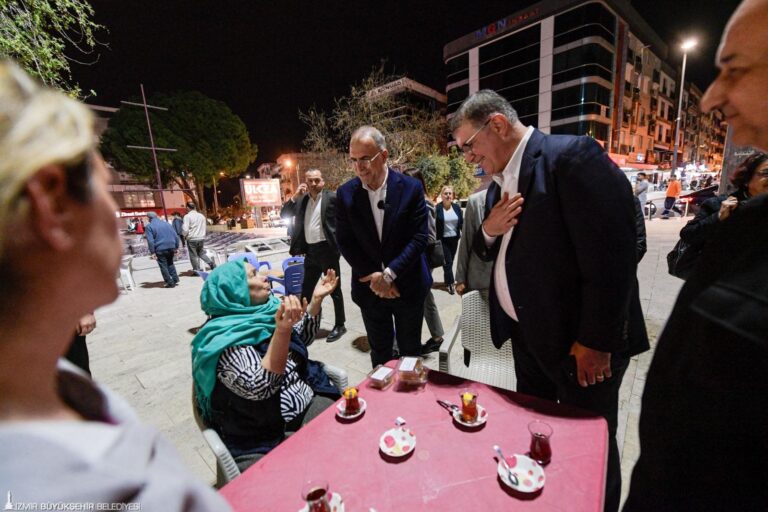 İzmir Büyükşehir Belediyesi’nin ramazan ayı boyunca 30 ilçede kurduğu iftar sofrası Gaziemir'de devam etti. Atıfbey Kapalı Pazaryeri'nde yurttaşlarla birlikte oruç açan İzmir Büyükşehir Belediye Başkanı Dr. Cemil Tugay, bu sofralarda pekişen birlik ve beraberliği görmekten büyük mutluluk duyduğunu kaydetti. 