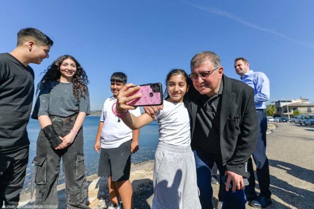 İzmir Büyükşehir Belediye Başkanı Dr. Cemil Tugay, Foça Belediye Başkanı Saniye Bora Fıçı ile birlikte Gencelli, Yenifoça ve Eski Foça'da incelemelerde bulundu. Foça'nın kalbinde yer alan Nihat Dirim Barış ve Demokrasi Meydanı'nda yenileme çalışmalarını sürdürdüklerini belirten Başkan Tugay, Gencelli sahilini de yurttaşların talebi üzerine düzenleyeceklerini belirtti. 