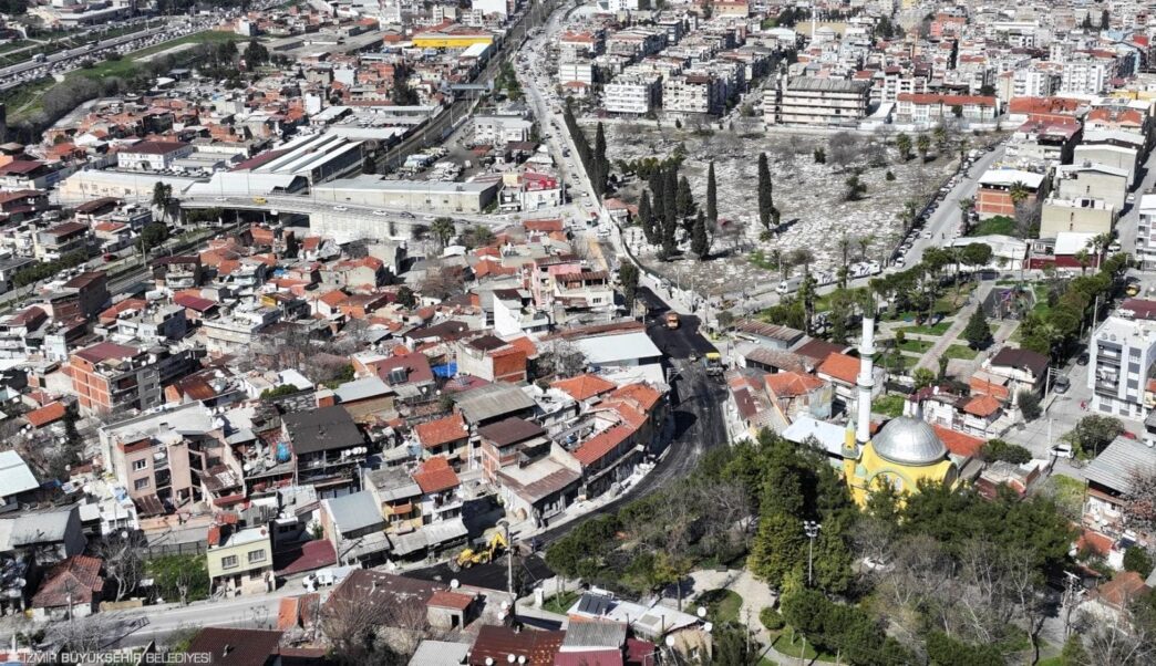 İzmir Büyükşehir Belediyesi’nin kent genelinde ana arterlerde başlattığı asfalt seferberliği sürüyor. 5 ilçede eş zamanlı olarak çalışan ekipler Gürçeşme Caddesi’ni de yeniliyor.  