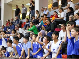 İzmir Büyükşehir Belediyesi Celal Atik Spor Salonu spor ve eğlence dolu bir güne ev sahipliği yaptı. Sporseverlerin yoğun ilgi gösterdiği heyecan dolu müsabakalar, özellikle çocuklar ve gençlere güzel bir hafta sonu yaşattı.