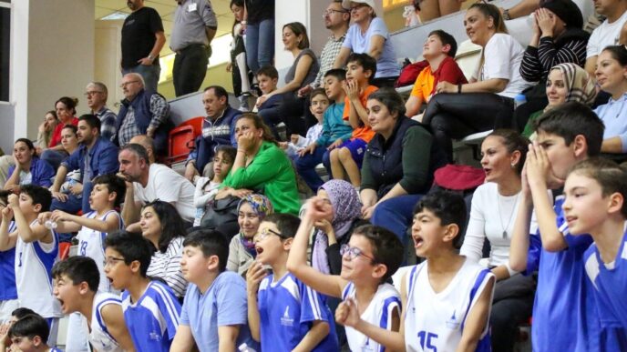 İzmir Büyükşehir Belediyesi Celal Atik Spor Salonu spor ve eğlence dolu bir güne ev sahipliği yaptı. Sporseverlerin yoğun ilgi gösterdiği heyecan dolu müsabakalar, özellikle çocuklar ve gençlere güzel bir hafta sonu yaşattı.