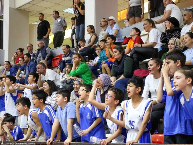 İzmir Büyükşehir Belediyesi Celal Atik Spor Salonu spor ve eğlence dolu bir güne ev sahipliği yaptı. Sporseverlerin yoğun ilgi gösterdiği heyecan dolu müsabakalar, özellikle çocuklar ve gençlere güzel bir hafta sonu yaşattı.