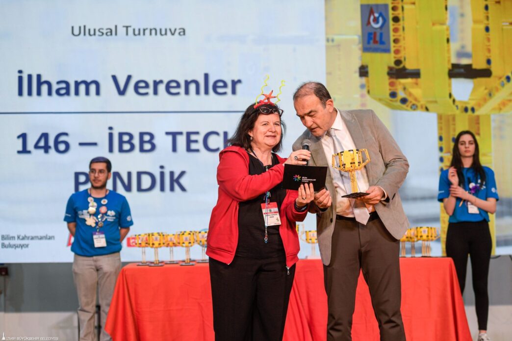 Dünyanın en büyük gençlik ve çocuk organizasyonları arasında yer alan ve Türkiye'de Bilim Kahramanları Buluşuyor ismiyle düzenlenen FIRST LEGO League Challenge turnuvalarının 21’inci sezon Türkiye finali Fuar İzmir'de yapıldı.  İki gün süren turnuvaya, 27 şehirden 70 takım, 600'ün üzerinde öğrenci katıldı. Dereceye giren ekiplere kupaları İzmir Büyükşehir Belediyesi Başkan Vekili Dr. Zafer Levent Yıldır’ın katıldığı törenle verildi.  
