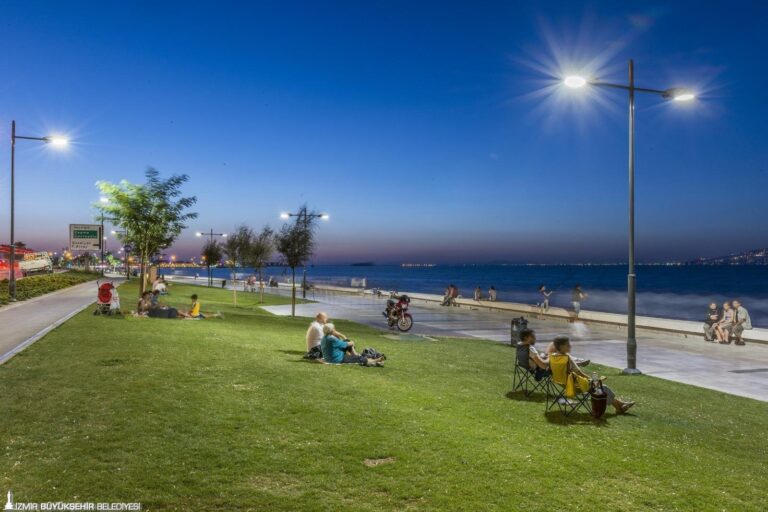 İzmir Büyükşehir Belediyesi, Avrupa’nın en büyük inovasyon topluluğu Avrupa İnovasyon ve Teknoloji Enstitüsü (EIT) Kentsel Hareketlilik Topluluğu’na Öncü Şehir olarak üye oldu. EIT Kentsel Hareketlilik Topluluğu’nda; Avrupa’nın önde gelen araştırma enstitüleri, üniversiteler, şehirler ve firmalar “Öncü Şehir (Leading City)” olarak yer alıyor.