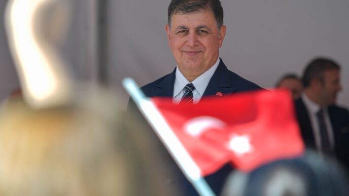 İzmir Büyükşehir Belediye Başkanı Dr. Cemil Tugay, 18 Mart Şehitleri Anma Günü ve Çanakkale Deniz Zaferi’nin 110’uncu yılı nedeniyle bir mesaj yayımladı. Çanakkale Savaşı’nın tarihin akışını değiştirdiğini vurgulayan Başkan Cemil Tugay, “Çanakkale Zaferi, dünyayı kasıp kavuran kocaman bir savaşın küçük bir cephesi gibi görünen ama o savaşın tüm taraflarının kaderini değiştiren kocaman bir zaferdir. Çanakkale, askeri güce karşı azmin, aklın ve inancın zaferidir. Kurtuluşumuzun yoludur. Çanakkale, 110 yıllık onurumuzdur” dedi.