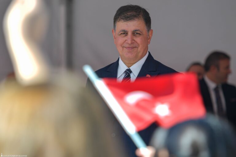 İzmir Büyükşehir Belediye Başkanı Dr. Cemil Tugay, 18 Mart Şehitleri Anma Günü ve Çanakkale Deniz Zaferi’nin 110’uncu yılı nedeniyle bir mesaj yayımladı. Çanakkale Savaşı’nın tarihin akışını değiştirdiğini vurgulayan Başkan Cemil Tugay, “Çanakkale Zaferi, dünyayı kasıp kavuran kocaman bir savaşın küçük bir cephesi gibi görünen ama o savaşın tüm taraflarının kaderini değiştiren kocaman bir zaferdir. Çanakkale, askeri güce karşı azmin, aklın ve inancın zaferidir. Kurtuluşumuzun yoludur. Çanakkale, 110 yıllık onurumuzdur” dedi.