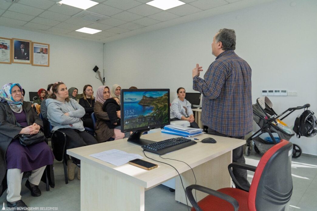 Koruyucu sağlık hizmetleri kapsamında İzmir’in 30 ilçesinde ağız ve diş sağlığı eğitimleri veren ve ön bakı çalışması yapan İzmir Büyükşehir Belediyesi uzmanları, sağlık sorunu tespit edilenleri ise ilgili kurumlara yönlendiriyor. Hem çocuk hem de yetişkinlerin faydalandığı hizmetle bu yıl 10 bin kişiye ulaşılması hedefleniyor. Eğitimlerin sonunda vatandaşlara diş macunu ve fırçası da hediye ediliyor.