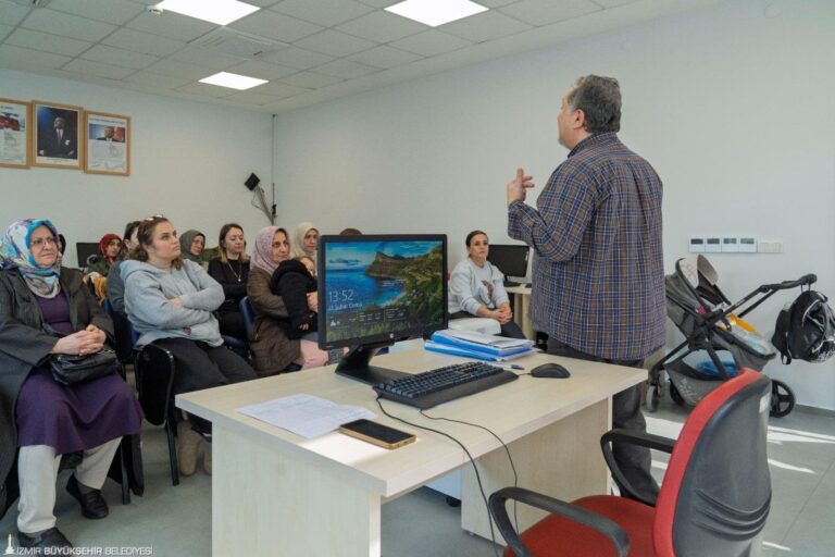 Koruyucu sağlık hizmetleri kapsamında İzmir’in 30 ilçesinde ağız ve diş sağlığı eğitimleri veren ve ön bakı çalışması yapan İzmir Büyükşehir Belediyesi uzmanları, sağlık sorunu tespit edilenleri ise ilgili kurumlara yönlendiriyor. Hem çocuk hem de yetişkinlerin faydalandığı hizmetle bu yıl 10 bin kişiye ulaşılması hedefleniyor. Eğitimlerin sonunda vatandaşlara diş macunu ve fırçası da hediye ediliyor.