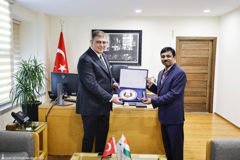 İzmir Büyükşehir Belediye Başkanı Dr. Cemil Tugay, Hindistan’ın Ankara Büyükelçisi Muktesh Pardeshi’yi makamında ağırladı. Görüşmede, iki ülke arasındaki iş birliklerinin artırılması ve İzmir’in kardeş şehri Mumbai ile ilişkilerin güçlendirilmesi ele alındı.