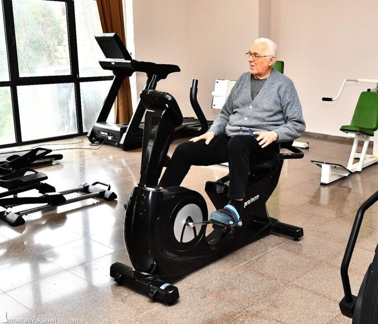 İzmir Büyükşehir Belediyesi’nin Türkiye’ye örnek kurumu Zübeyde Hanım Huzurevi, verdiği hizmetle yüzleri güldürüyor. Buca Sosyal Yaşam Kampüsü’nde geriatri merkezinden kütüphaneye, kuaförden spor salonuna kadar tam donanımla hizmet sunan huzurevinin sakinleri, tesisin önyargıları yıktığını ve toplumun yüz akı olduğunu söyledi.