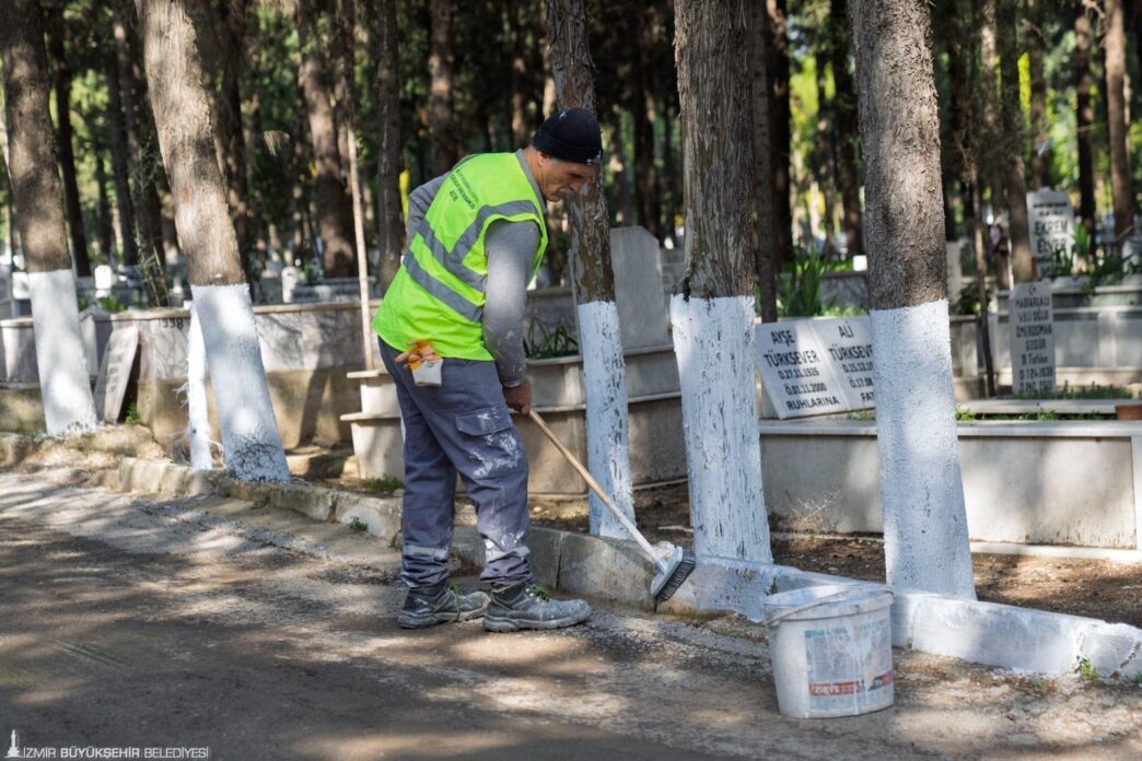 İzmir Büyükşehir Belediyesi, yaklaşan Ramazan Bayramı öncesi tüm mezarlıkların bakım, onarım ve temizliğini titizlikle yapıyor. Kent genelinde Bayraklı ilçesi büyüklüğünde 22 milyon metrekarelik alanda gömü hizmeti veren Büyükşehir Belediyesi, bayramda yurttaşların kabir ziyaretlerini huzur içinde yapması için tüm önlemleri alıyor.