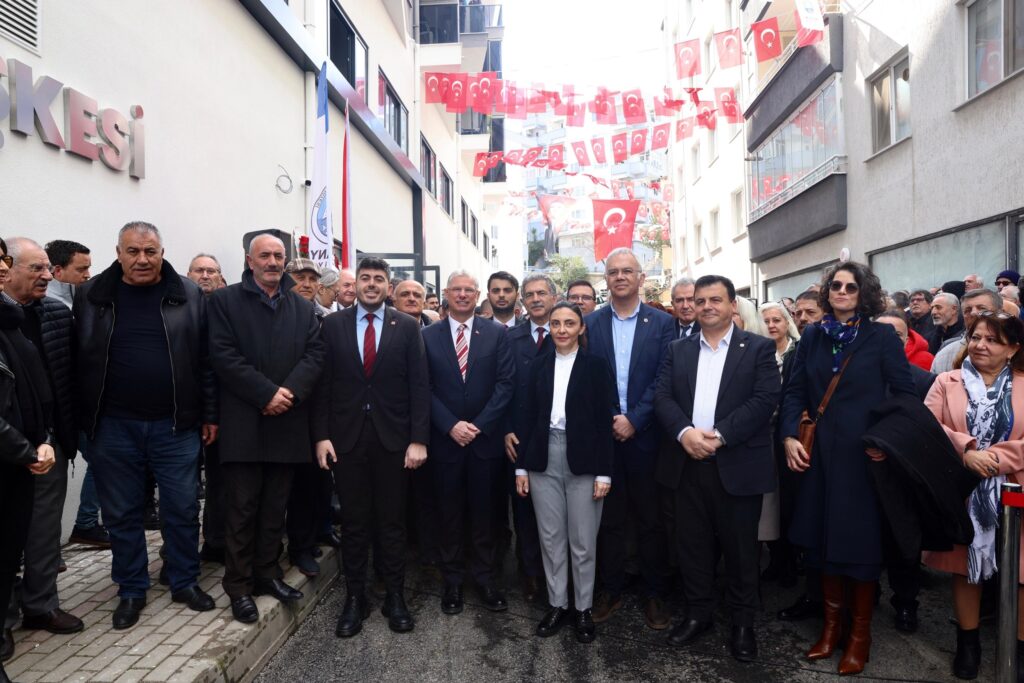 Mudanya’da sivil toplum kuruluşlarını bir araya getiren, emekli ve öğretmenler için sosyal alanlar sunan Mudanya Dernekler Yerleşkesi törenle açıldı. Mudanya Belediye Başkanı Deniz Dalgıç, Cumhuriyetin ilk yıllarındaki Halk Evleri modeline vurgu yaparak, "Eğitimi ve sosyal birlikteliği artırmalıyız. Bu kapsamda burada bir halk akademisi de açacağız" dedi.