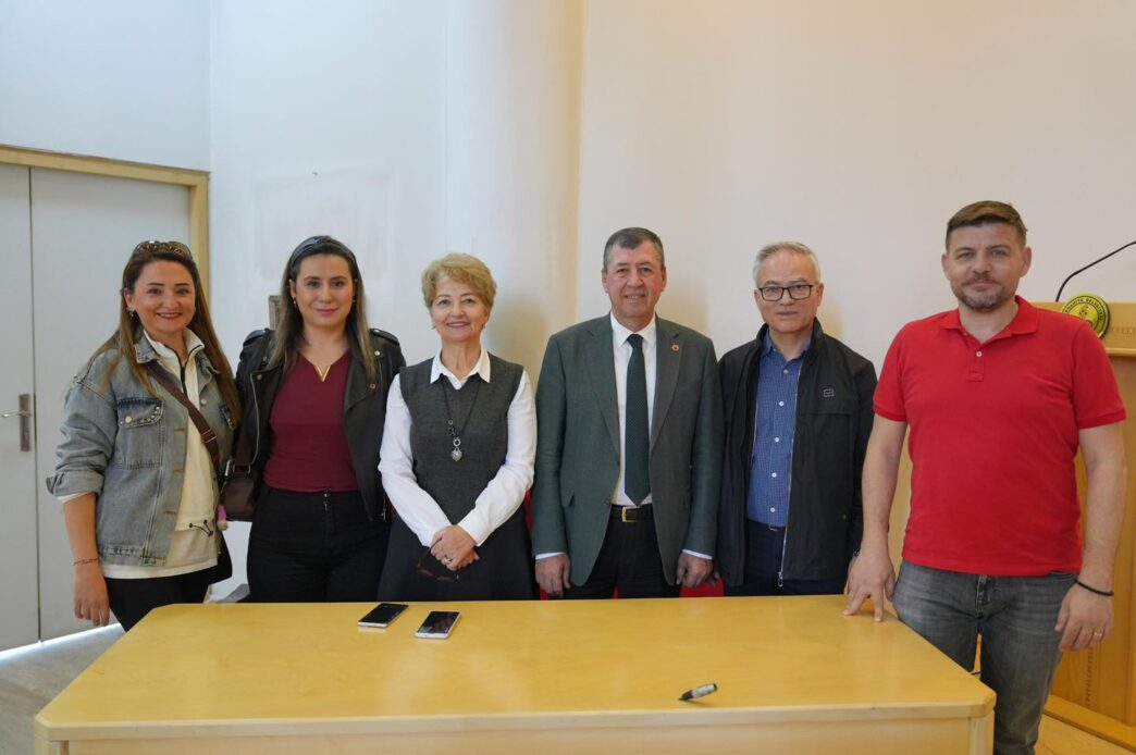 Burhaniye Mehmet Akif Ersoy İlkokulu 2/A sınıfı öğrencileri, çevreye duyarlı yaklaşımlarıyla örnek bir davranış sergileyerek 20 kg atık pil topladı.