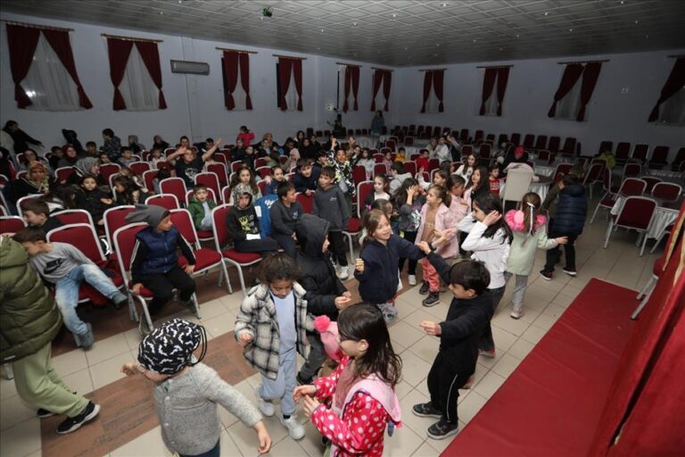 İnegöl Belediyesi, Ramazan Ayı Mahalle Şenlikleri kapsamında Cumartesi ve Pazar günü Kurşunlu ve Tahtaköprü Mahallelerine misafir oldu. İftar sonrası Karagöz Gölge Oyunu ile eski ramazan eğlenceleri yeniden hayat buldu.
