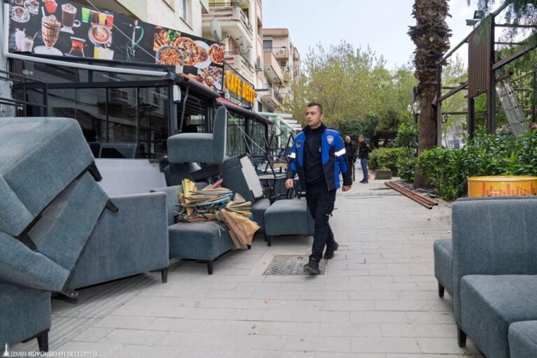 İzmir Büyükşehir Belediyesi, özellikle Buca Forbes Caddesi’nde bazı işletmelerin kurduğu, kamuya ait alanları işgal eden kaçak yapıların yıkımına başladı. Zabıta ekipleri ayrıca izinsiz yapılan üst örtülerle, yeşil alanlardaki masa ve sandalyelerin kaldırılmasını sağladı. 