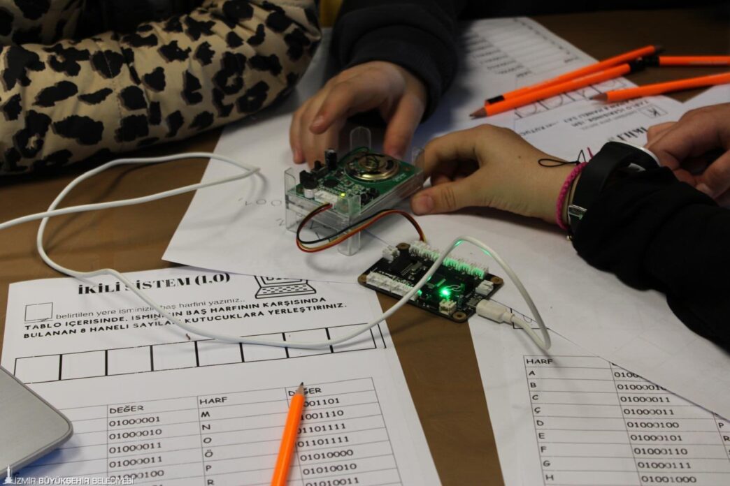 Beş komisyondan oluşan İzmir Büyükşehir Belediyesi İzmir Çocuk Meclisi, mart ayı toplantılarını tamamladı. İlgi alanlarına göre seçtikleri komisyonlarda görev alan çocuklar; teknolojinin bilinçli kullanımı, etiket okuryazarlığı, toplumsal cinsiyet eşitliği gibi konularda eğitim ve atölye çalışmalarına katıldı.