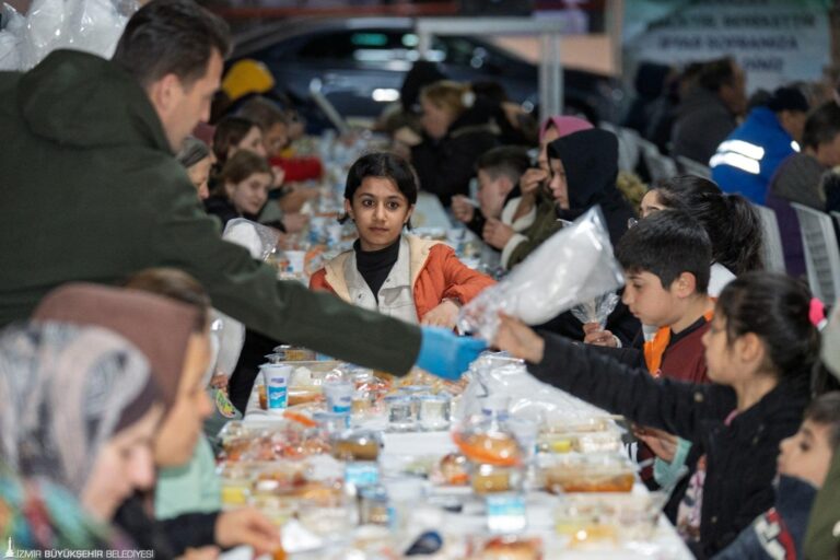 İzmir Büyükşehir Belediyesi, ramazan ayı nedeniyle her akşam bir ilçede kurduğu iftar sofrasını bu kez Bayraklı’ya taşıdı. Programda konuşan İzmir Büyükşehir Belediyesi Başkan Vekili Dr. Zafer Levent Yıldır, ülkenin maddi ve manevi olarak zor günlerden geçtiğini ifade ederek, “Tek amacımızın sağlıklı, mutlu ve huzurlu bir İzmir yaratmak olduğunu bilmenizi isterim” dedi.