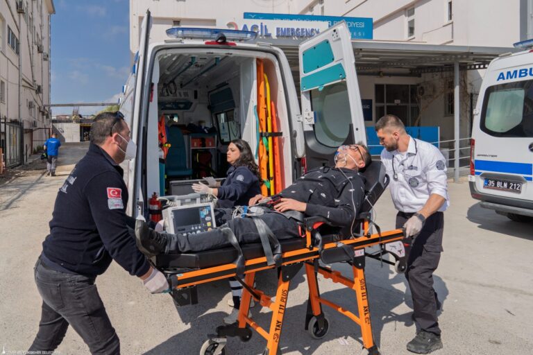 İzmir Büyükşehir Belediyesi Eşrefpaşa Hastanesi Ambulans Servisi paramedikleri, 22-28 Mart Acil Tıp Teknisyeni ve Paramedik Haftası’nda insan hayatına dokunan mesleklerinin önemini anlattı. Yurttaşların en zor anlarında ilk müdahaleyi yapan ekipler, ambulanslara yoğun trafikte yol verilmesi gerektiğine vurgu yaptı.