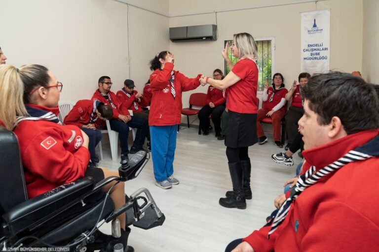 İzmirli down sendromlu bireyler, İzmir Büyükşehir Belediyesi’nin sanattan spora, danstan izciliğe kadar pek çok hizmetinden yararlanarak hayata katılıyor. 21 Mart Dünya Down Sendromu Günü’nde farkındalık mesajı veren down sendromlu bireylerin aileleri Büyükşehir Belediyesi’nin çalışmalarından duydukları memnuniyeti dile getirdi.  