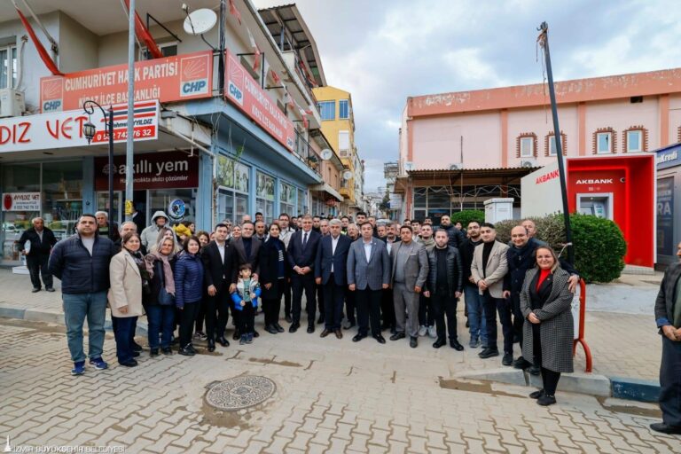 İzmir Büyükşehir Belediye Başkanı Dr. Cemil Tugay, Kiraz'da İstanbul Büyükşehir Belediye Başkanı Ekrem İmamoğlu'nun gözaltına alınmasına ilişkin konuştu. Tüm zorluklara rağmen Atatürk'ün mirası cumhuriyete sahip çıkma çağrısı yapan Başkan Tugay, “Kimseyle kavga etmeyeceğiz. Hiç kimseyi incitmeyeceğiz. İyilik, doğruluk, hak ve adalet için mücadele edeceğiz. İnsanlara saygı göstererek haklılığımızı herkese anlatacağız. Bu hikayenin sonunda iyi insanlar, iyi sonlara erişecektir” dedi.