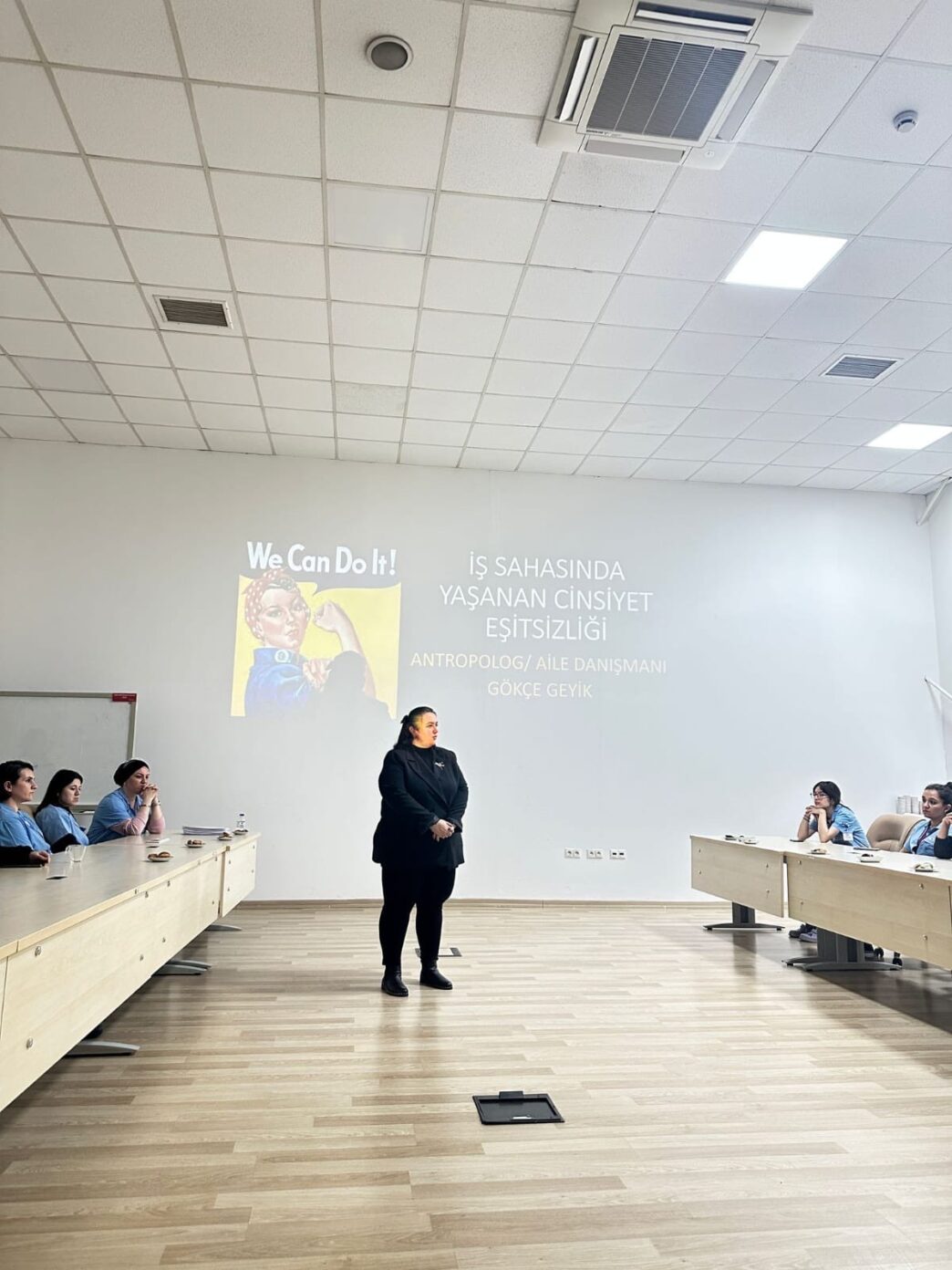 Gemlik Kent Konseyi, 8 Mart Dünya Kadınlar Günü etkinlikleri kapsamında çalışmalarına erken başladı. Kadın Meclisi Başkanı Arzu Kömürcü Çam, etkinlik programının Gemlik Yazaki Fabrikası’nda bir panel, dijital dergi yayını, Yenişehir Kadın Cezaevi ziyareti, “Kadınlar Konuşursa” adlı tiyatro oyunu ve son gün saha etkinliği olmak üzere bir dizi organizasyonu kapsadığını belirtti. Bu etkinliklerle kadın hakları, eşitlik ve farkındalık konularına dikkat çekmeyi amaçladıklarını ifade etti.