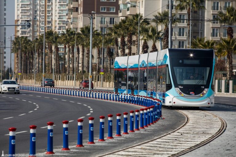 İzmir Büyükşehir Belediyesi’ne bağlı ESHOT, İZULAŞ, İZDENİZ, Metro ve Tramvay işletmeleri, İZTAŞIT araçları ile Büyükşehir-TCDD ortaklığıyla işletilen İZBAN Ramazan Bayramı süresince ücretsiz olacak.