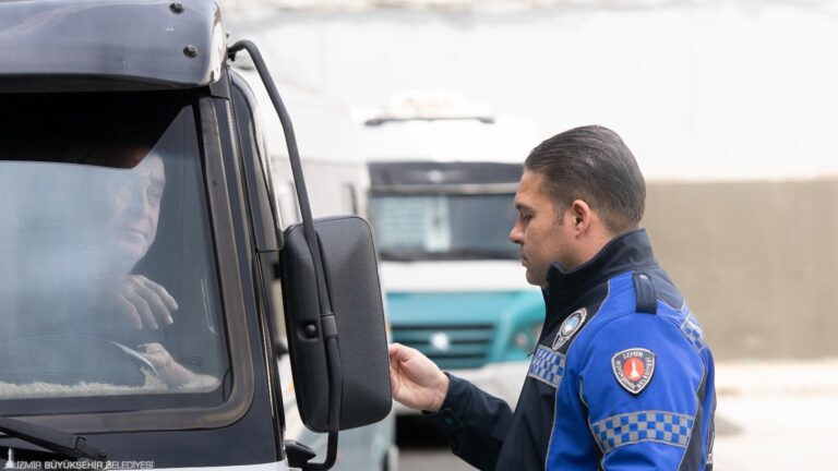 İzmir Büyükşehir Belediyesi zabıta ekipleri, Ramazan Bayramı’ndan dolayı yoğunluk yaşanan adreslerde denetimleri sıklaştırdı. Yurttaşların bayram tatilini huzurlu şekilde geçirmesi için İzmir Şehirlerarası Otobüs Terminali’nde minibüs ve taksileri denetleyen ekipler, Kemeraltı Çarşısı’nın yanı sıra kentin hareketli noktalarındaki gıda satışı yapılan yerlerde hijyen ile fiyat etiketlerini kontrol etti. Denetimler bayram boyunca sürecek.