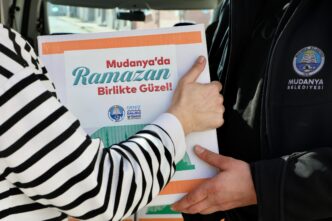 Mudanya Belediyesi, Ramazan ayı boyunca ihtiyaç sahibi ailelere temel gıda ürünlerinden oluşan erzak kolileri dağıtarak dayanışma ve paylaşma ruhunu yaşatıyor.