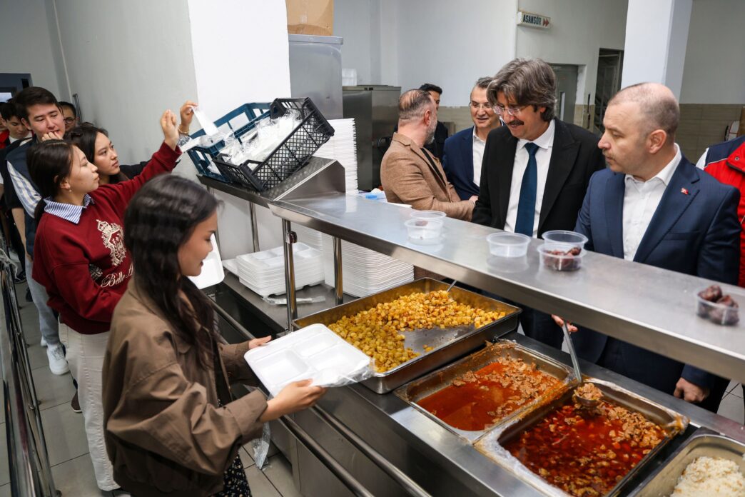 Bursa Uludağ Üniversitesi (BUÜ) Rektörü Prof. Dr. Ferudun Yılmaz, Görükle Kampüsünde gerçekleştirilen iftar programlarına katıldı. Öğrencilerle birlikte orucunu açan Yılmaz, Ramazan stantlarına da uğrayarak gençlerle sohbet etti.