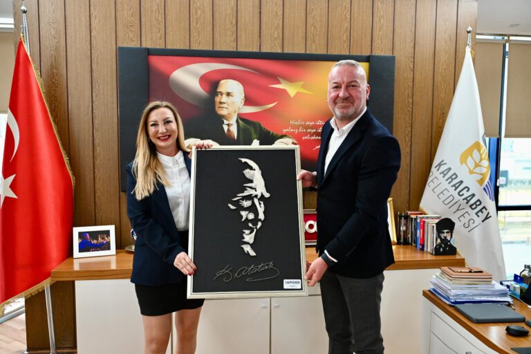 Yatırım Profesyonelleri ve İşbirliği Derneği (YAPİDER) Yönetim Kurulu Başkanı Sevcan İlici, yönetim kurulu üyeleri ve dernek üyeleri, Karacabey Belediye Başkanı Fatih Karabatı’yı ziyaret etti.