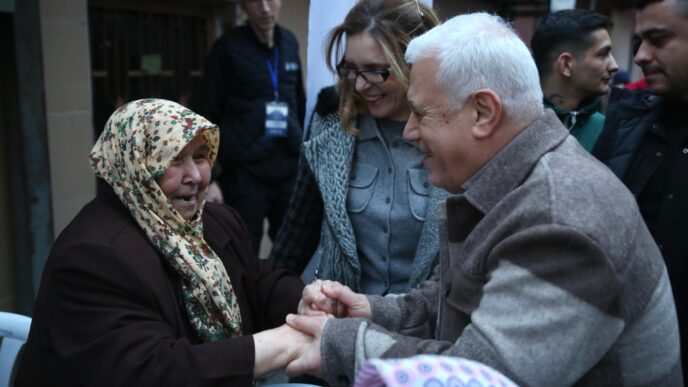 Bursa Büyükşehir Belediyesi tarafından Atıcılar Mahallesi’nde düzenlenen iftar programında yaklaşık 1500 kişiyle aynı sofrayı paylaşan Büyükşehir Belediye Başkanı Mustafa Bozbey, "Dayanışmanın paylaşmanın ve kardeşliğin en güzel yaşandığı bu mübarek günlerde, tüm vatandaşlarımızın Ramazan ayının huzur ve esenlik içinde geçmesini diliyorum" dedi.