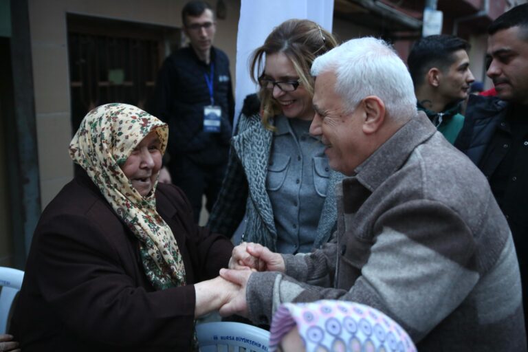 Bursa Büyükşehir Belediyesi tarafından Atıcılar Mahallesi’nde düzenlenen iftar programında yaklaşık 1500 kişiyle aynı sofrayı paylaşan Büyükşehir Belediye Başkanı Mustafa Bozbey, "Dayanışmanın paylaşmanın ve kardeşliğin en güzel yaşandığı bu mübarek günlerde, tüm vatandaşlarımızın Ramazan ayının huzur ve esenlik içinde geçmesini diliyorum" dedi.