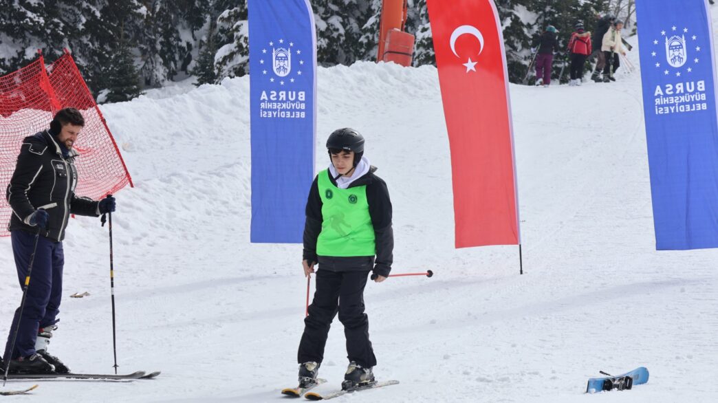 Bursa Büyükşehir Belediyesi ve İl Milli Eğitim Müdürlüğü tarafından Bursa'nın zirvesine ‘Uludağ’ isminin verilişinin 100. yılı dolayısıyla düzenlenen ‘1000 Çocuk Kayak Projesi’ tüm hızıyla devam ediyor. Uludağ’a çıkan gençler, hem kayak sporunu öğreniyor hem de karın tadını çıkarıyor.