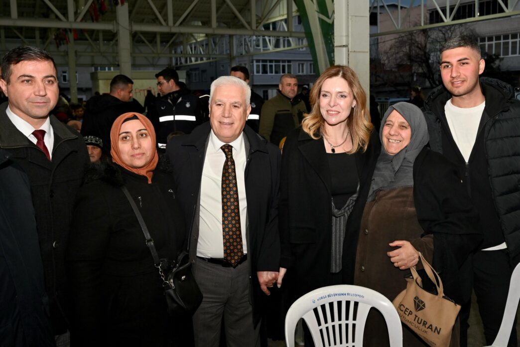 Bursa Büyükşehir Belediye Başkanı Mustafa Bozbey, eşi Seden Bozbey ile birlikte Millet Mahallesi’ndeki iftar sofrasında buluştuğu vatandaşlarla orucunu açtı. Başkan Bozbey, “Hızlı ve sürdürülebilir bir anlayışla bütün kentin dirençli ve depreme dayanıklı yapılardan oluşması için çalışıyoruz. Amacımız, niyetimiz ve anlayışımız bu” dedi.