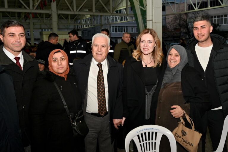 Bursa Büyükşehir Belediye Başkanı Mustafa Bozbey, eşi Seden Bozbey ile birlikte Millet Mahallesi’ndeki iftar sofrasında buluştuğu vatandaşlarla orucunu açtı. Başkan Bozbey, “Hızlı ve sürdürülebilir bir anlayışla bütün kentin dirençli ve depreme dayanıklı yapılardan oluşması için çalışıyoruz. Amacımız, niyetimiz ve anlayışımız bu” dedi.