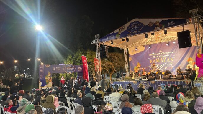 Bursa Büyükşehir Belediyesi tarafından Kültürpark ve Yıldırım eski İhtisas Hastanesi alanında özel olarak hazırlanan Ramazan Meydanları, Bursalılara özlenen eski Ramazan geleneklerini tekrar yaşatıyor. Karagöz-Hacivat gölge oyunundan sihirbaz gösterilerine, orta oyunundan söyleşilere kadar birçok etkinlik, Ramazan meydanlarında her yaştan insana keyifli anlar yaşatıyor.