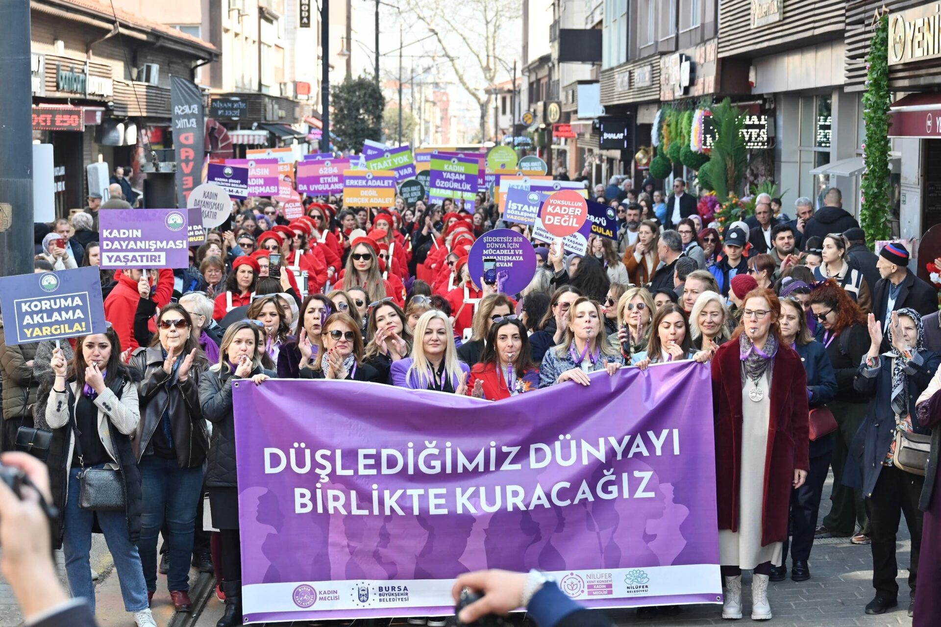 Bursa’da hayata geçirilen uygulamalar, projeler ve desteklerle kadınların hayatını kolaylaştıran Bursa Büyükşehir Belediyesi, 8 Mart Dünya Kadınlar Günü dolayısıyla bir dizi etkinliğe imza attı.