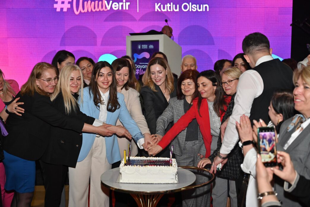 Bursa Büyükşehir Belediye Başkanı Mustafa Bozbey, Seden Bozbey tarafından 8 Mart Dünya Kadınlar Günü’nde düzenlenen iftar yemeğinde Bursa’da görev alan ve kente değer katan kadınlarla bir araya geldi.